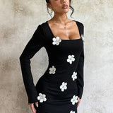 Sexet bodycon minikjole med lange ærmer og en smal talje i blomsterprint