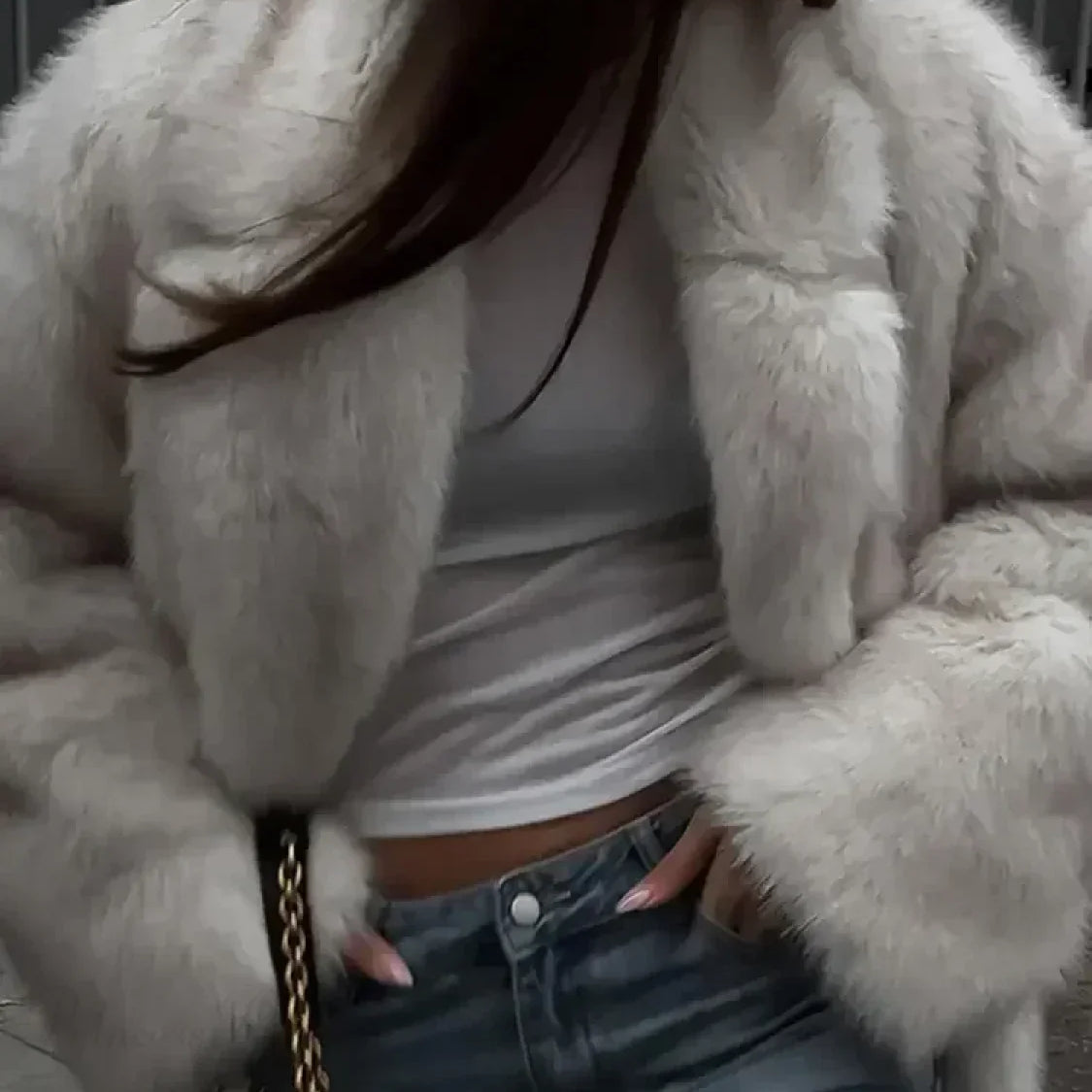 Kort frakke med bløde reverser af kunstpels