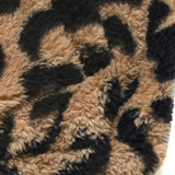 Varm frakke med nedhængt krave i leopardpels