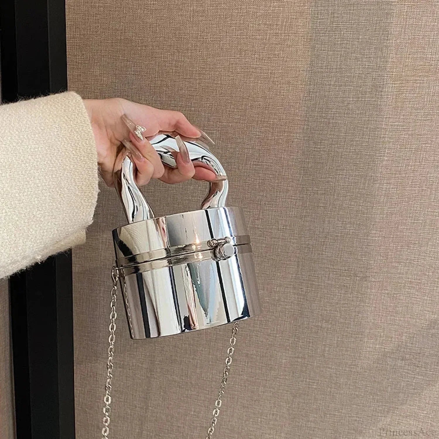 Skinnende guld clutch til aftenen