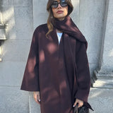 Grå uldfrakke med nedhængt krave