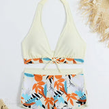 Todelt bikinisæt med printede shorts og et rygløst design