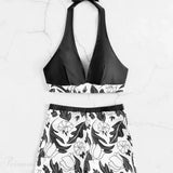 Todelt bikinisæt med printede shorts og et rygløst design