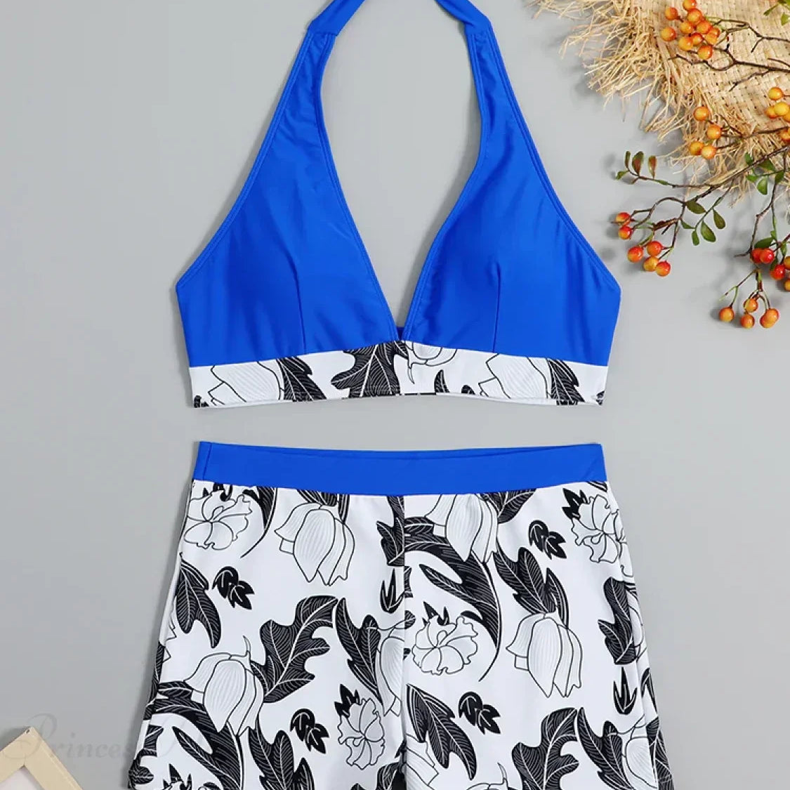Todelt bikinisæt med printede shorts og et rygløst design