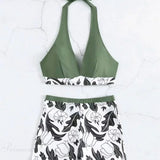 Todelt bikinisæt med printede shorts og et rygløst design