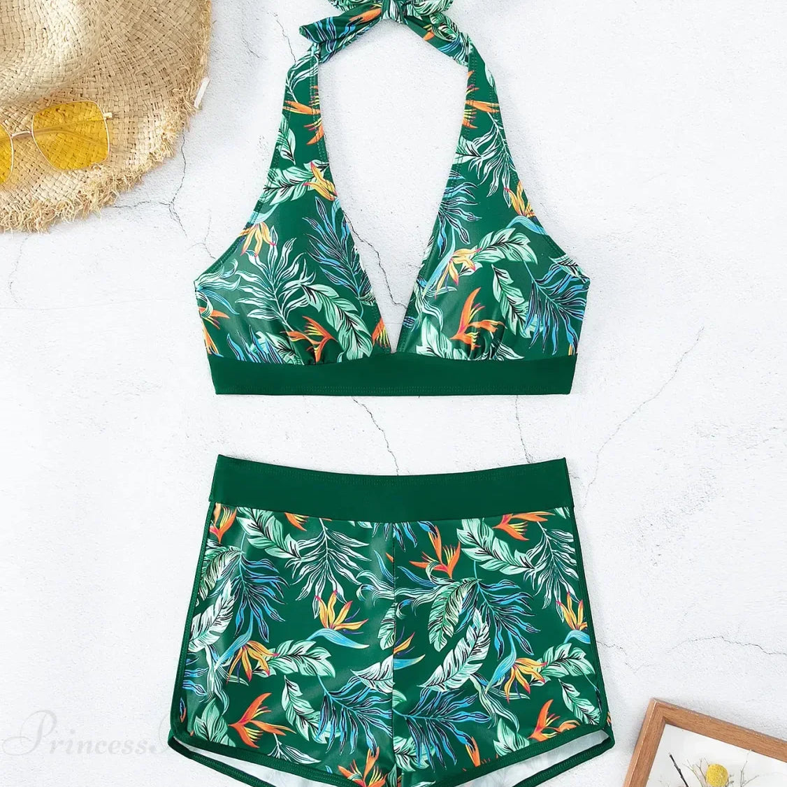 Todelt bikinisæt med printede shorts og et rygløst design