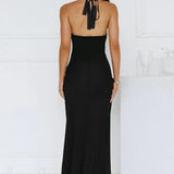 Lang, tætsiddende aftenkjole med V-udskæring og åben slids i ryggen