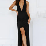 Lang, tætsiddende aftenkjole med V-udskæring og åben slids i ryggen