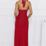 Lang, tætsiddende aftenkjole med V-udskæring og åben slids i ryggen