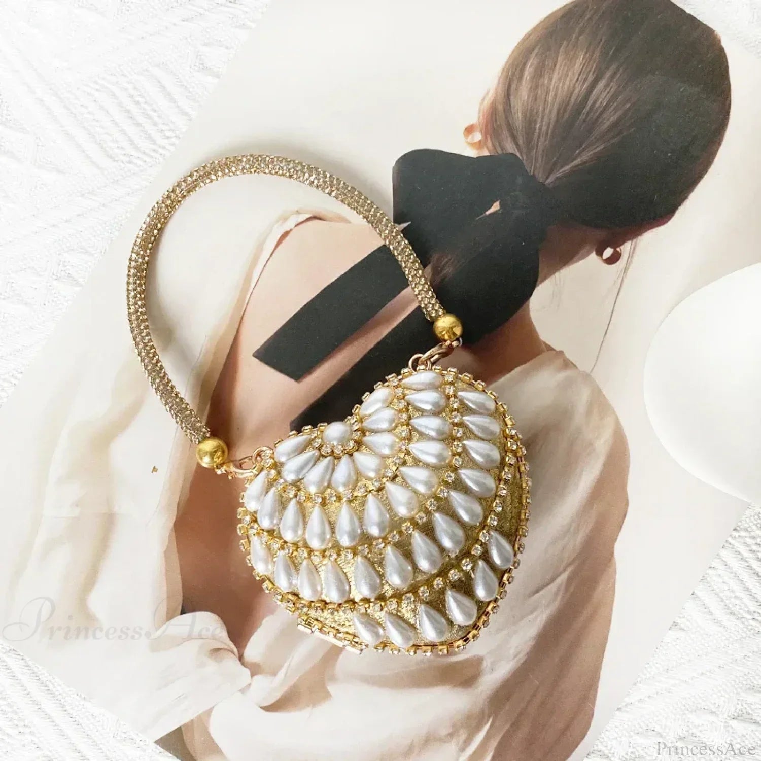 Hjerteformet clutch-taske prydet med funklende diamanter