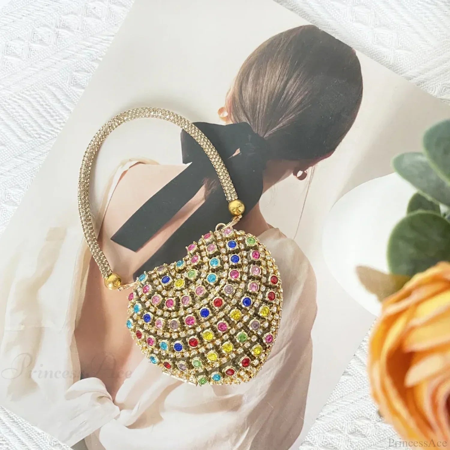 Hjerteformet clutch-taske prydet med funklende diamanter