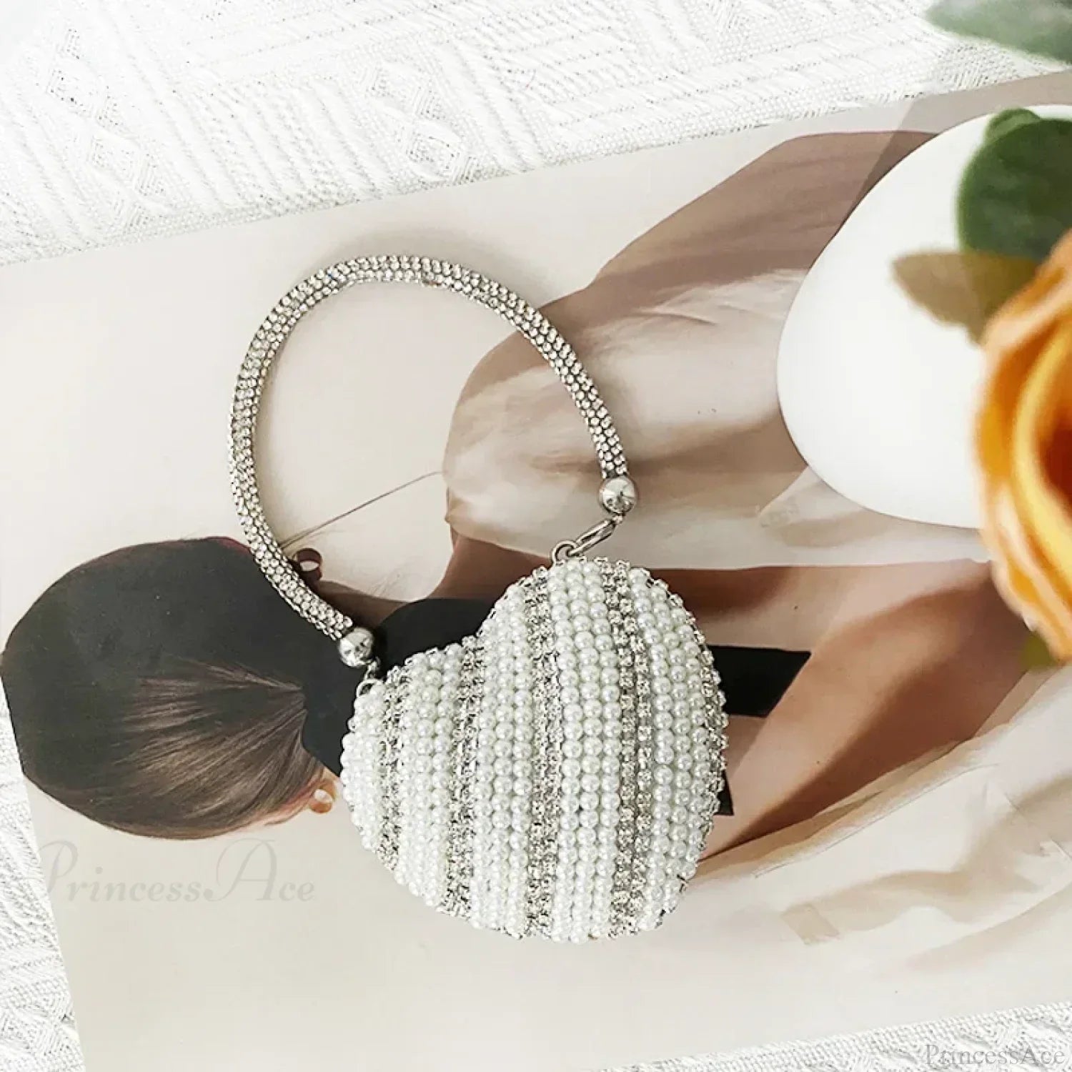 Hjerteformet clutch-taske prydet med funklende diamanter