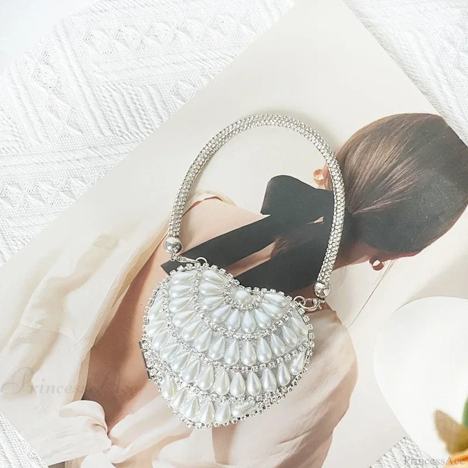 Hjerteformet clutch-taske prydet med funklende diamanter