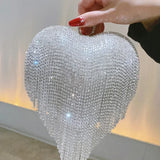 Luksuriøs hjerteformet aftenclutch prydet med rhinsten og diamanter, ideel til et bryllup.