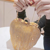 Luksuriøs hjerteformet aftenclutch prydet med rhinsten og diamanter, ideel til et bryllup.