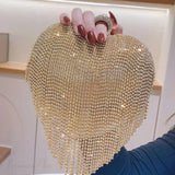 Luksuriøs hjerteformet aftenclutch prydet med rhinsten og diamanter, ideel til et bryllup.