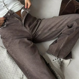 Højtaljede, brune jeans med lige ben