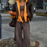 Højtaljede, brune jeans med lige ben