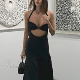 Ærmeløs, tætsiddende midi-aftenkjole med åben ryg og udskåret kant, ideel til fester.