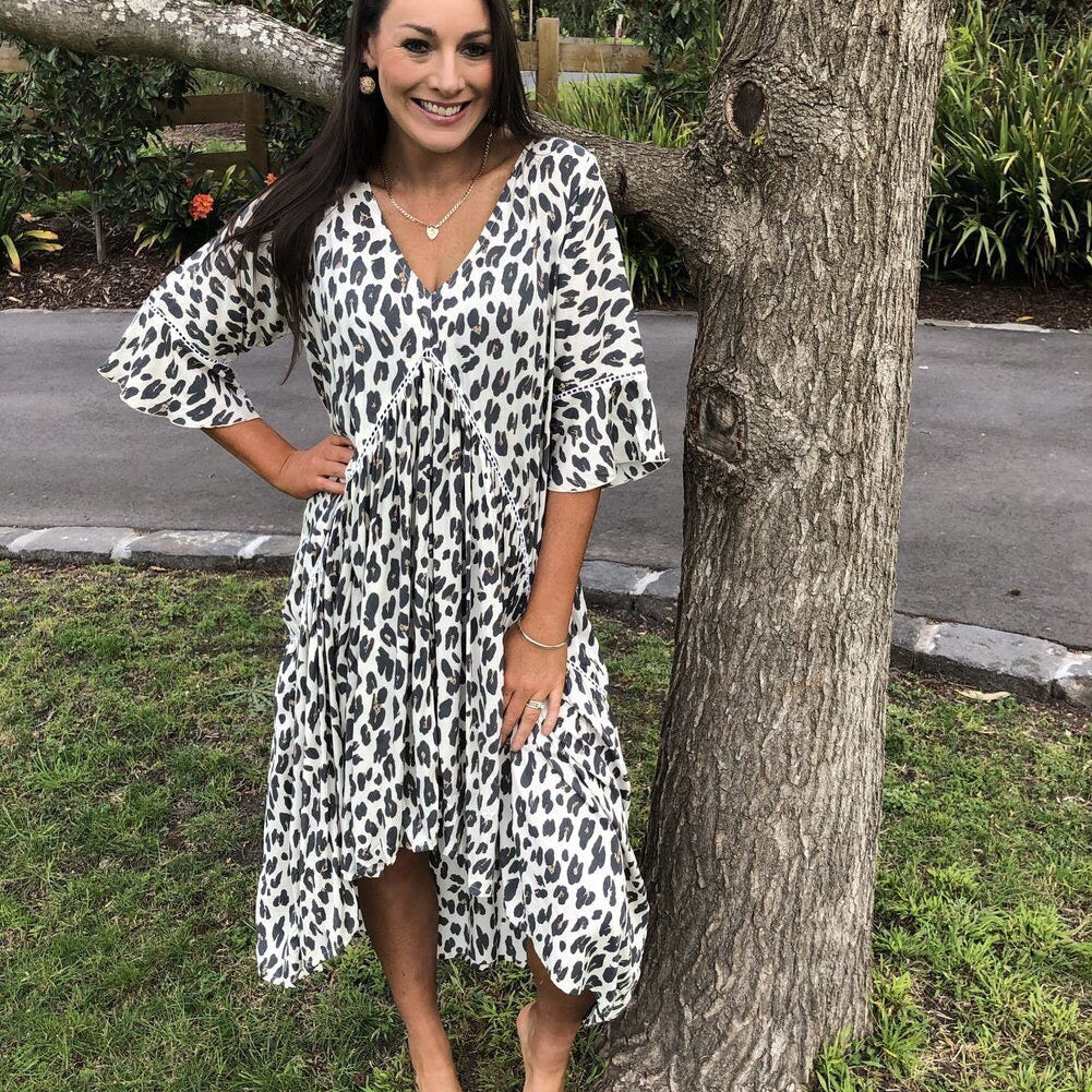 Damekjole - V-hals - Flagrende pasform - 3/4 ærmer - Trendy dyreprint