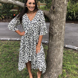 Damekjole - V-hals - Flagrende pasform - 3/4 ærmer - Trendy dyreprint