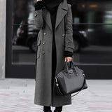 Lang damefrakke – Uld – Tætsiddende snit – Elegant dobbeltradet