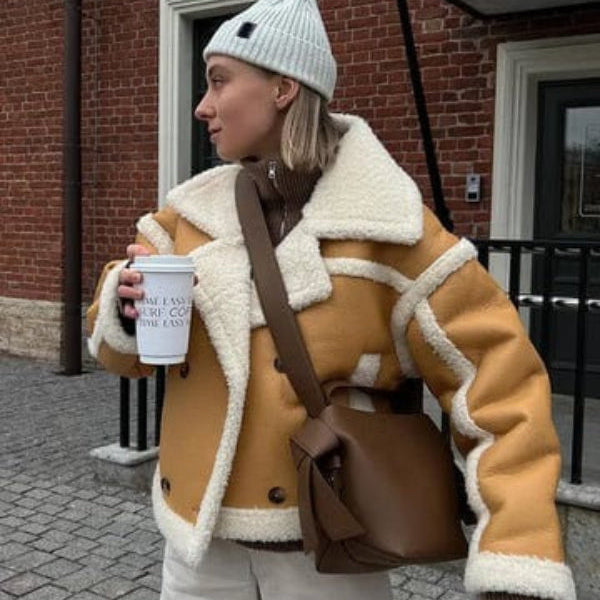 Oversized damejakke – For med shearling-effekt – Kontrastkant – Kort snit