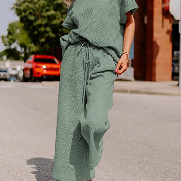 Damesæt – Afslappet pasform – Blød strik – Kortærmet top og bukser med vide ben