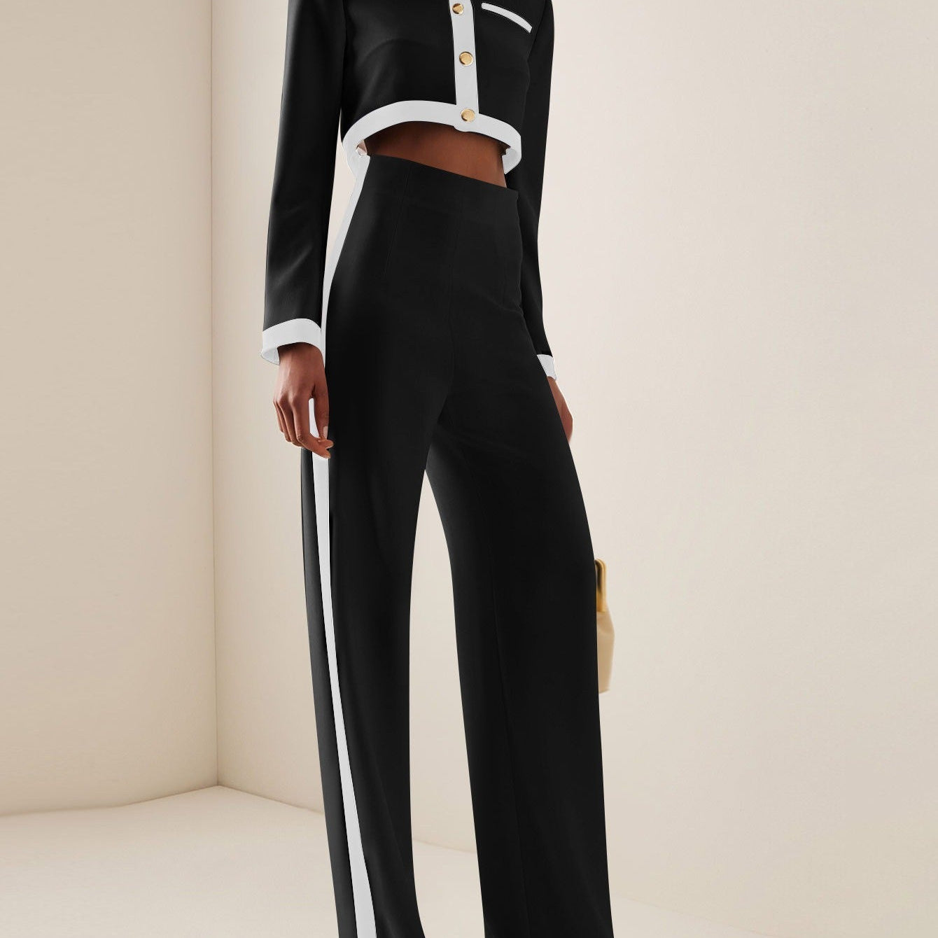 Dameblazer – Kort, skræddersyet snit – Lange ærmer – Elegante kontrastdetaljer