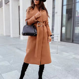 Lang damefrakke – Tætsiddende snit – Bredt bælte – V-hals med knap