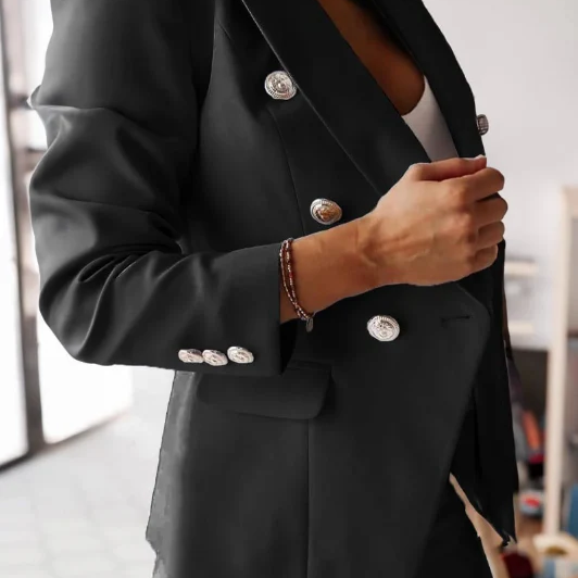 Damejakkesæt – Tætsiddende dobbeltradet blazer – Elegante højtaljede, smalle bukser