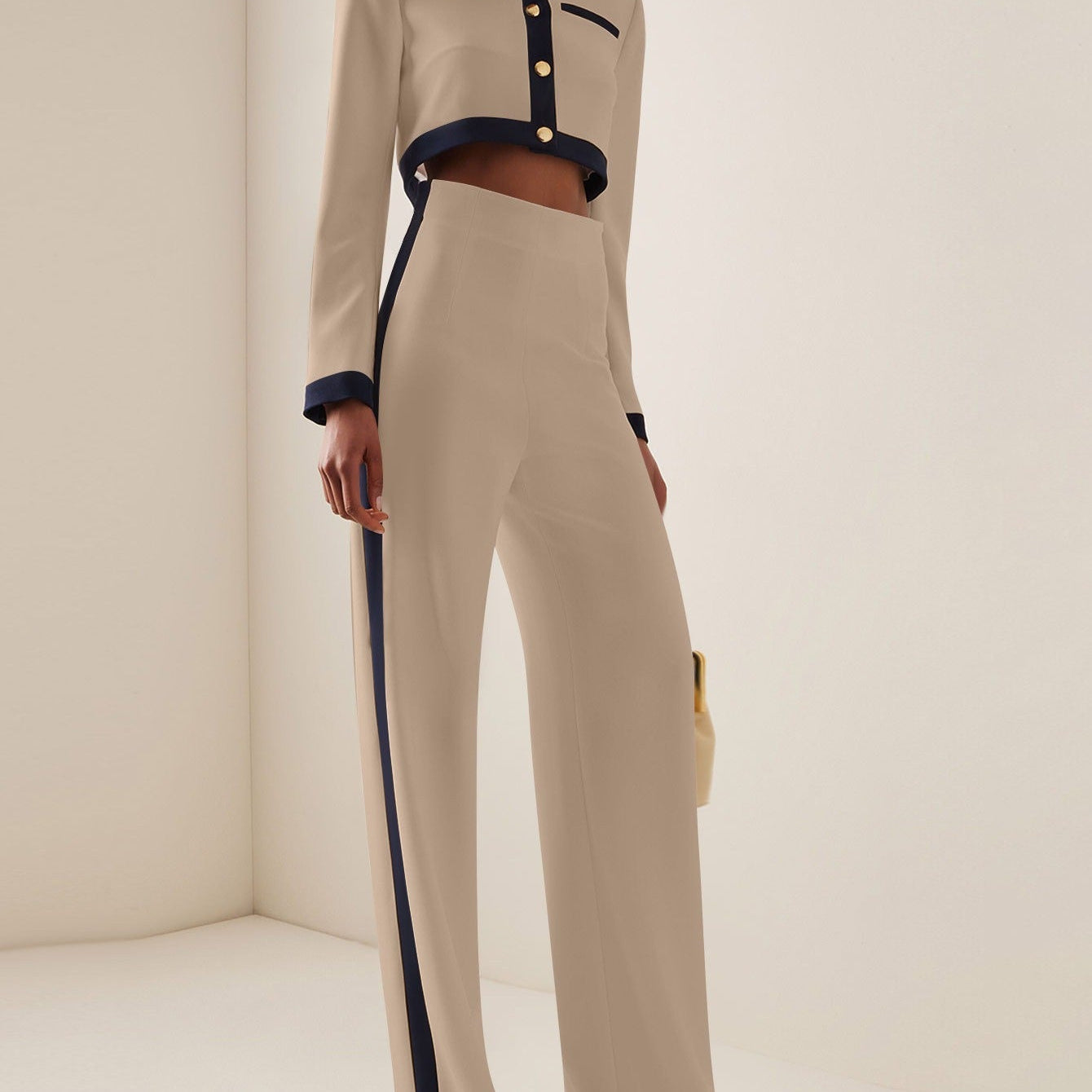 Dameblazer – Kort, skræddersyet snit – Lange ærmer – Elegante kontrastdetaljer