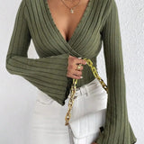 Dametop med lange ærmer – Slim fit – Slå-om-udskæring – Ribstrik – Ærmer med vidde