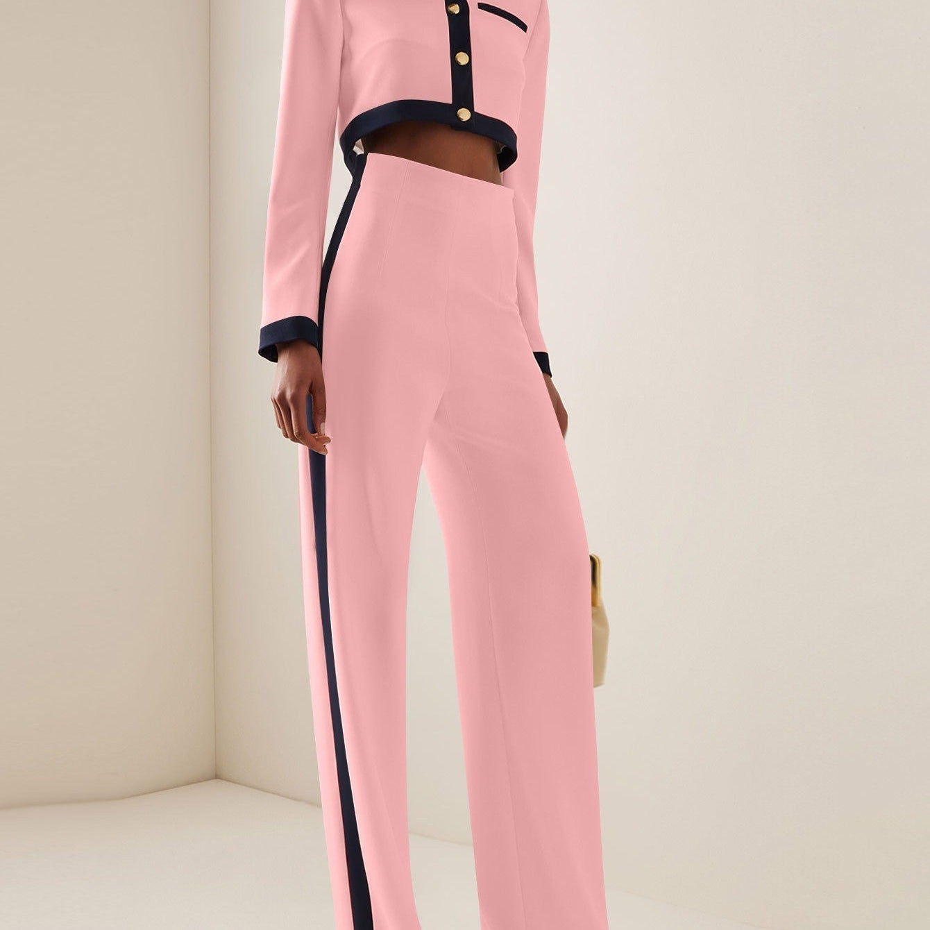 Dameblazer – Kort, skræddersyet snit – Lange ærmer – Elegante kontrastdetaljer