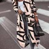 Lang damefrakke – Oversized pasform – Patchwork-design – Klassisk knaplukning