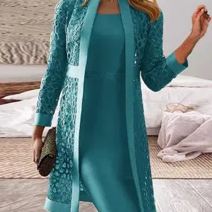 Dameensemble – Ærmeløs, figursyet kjole – Struktureret lang jakke i blonde