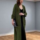 Lang strikfrakke til damer – Oversized pasform – V-hals – Påsyede lommer