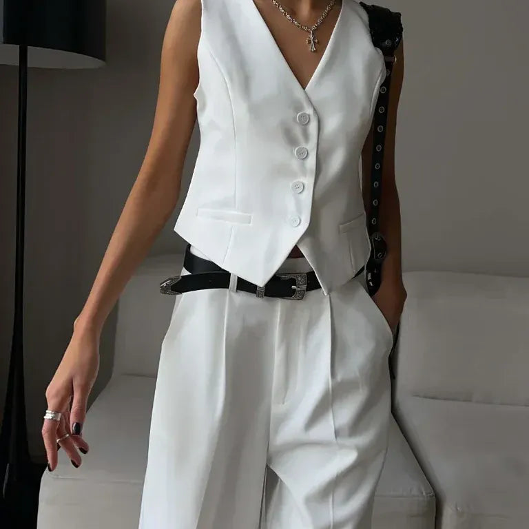 Damejakkesæt: Skræddersyet vest – Tætsiddende snit – Lange plisserede shorts – Glat struktureret stof