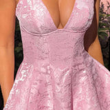 Mini, tætsiddende trapezkjole med dyb halsudskæring i jacquard og V-hals.