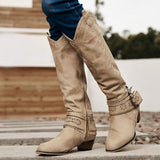 Knæhøje damestøvler – ruskindseffekt – broderi – spænderem – blokhæl