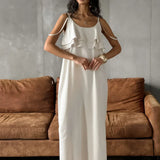 Lang khaki linnedkjole med tynde stropper og en rund, flæset halsudskæring