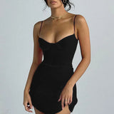 Sort, tætsiddende minikjole med firkantet halsudskæring og åben ryg, i strik