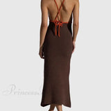 Sexet midikjole med mesh-stropper, åben ryg og V-hals