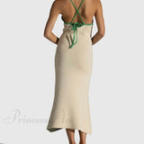 Sexet midikjole med mesh-stropper, åben ryg og V-hals