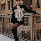 Sexet blazer med blondepaneler og tætsiddende skuldre