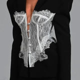 Sexet blazer med blondepaneler og tætsiddende skuldre