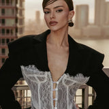 Sexet blazer med blondepaneler og tætsiddende skuldre