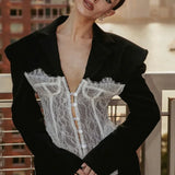 Sexet blazer med blondepaneler og tætsiddende skuldre