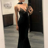 En feminin og forførende midi-aftenkjole, udsmykket med blonder, en dyb V-hals og mesh-paneler, ideel til klubaftener.