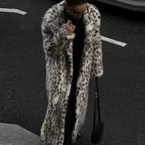 Grå uldfrakke med snørebånd og opretstående krave